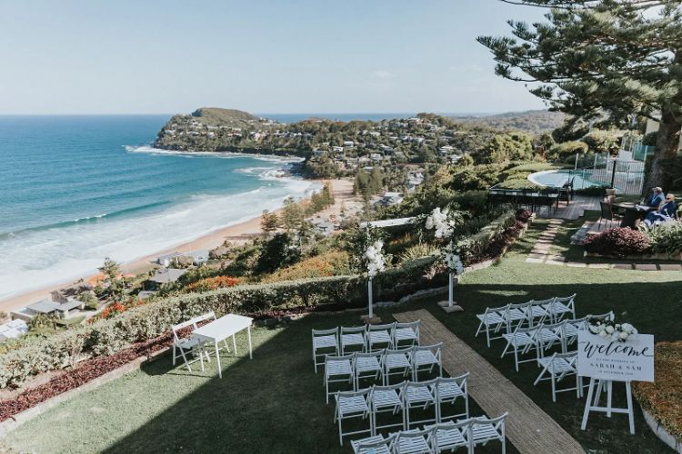 Award winning wedding location on a cliff at Whale Beach in Sydney