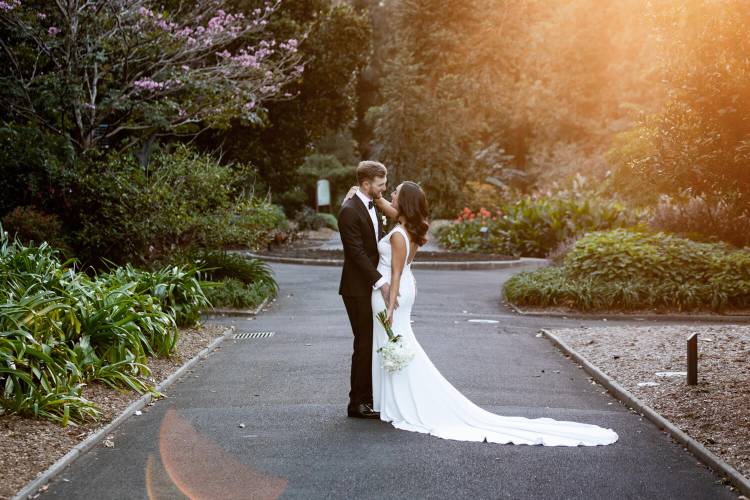 Couple portrait at the Royal Botanic Gardens Sydney by Lonely Hunter Weddings