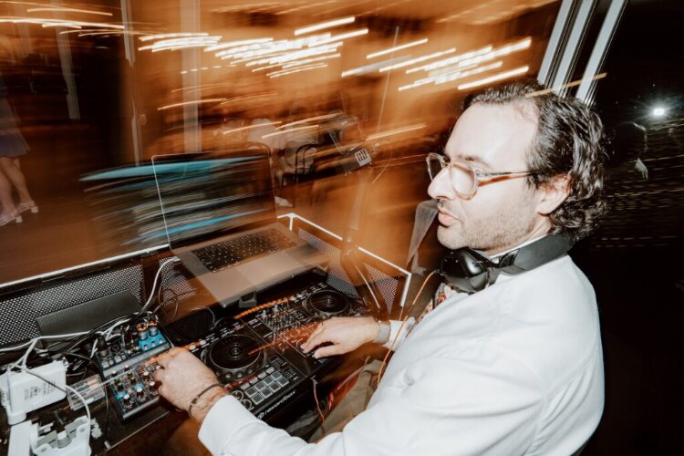 Wollongong Wedding DJ Unity