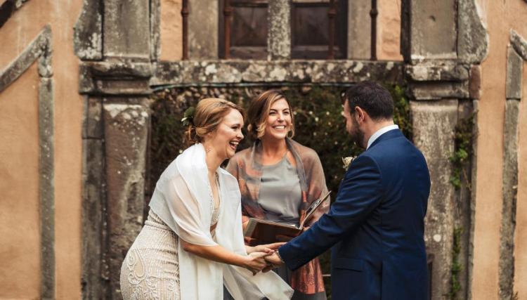 Blue Mountains Celebrant Nicola Juliet officiates wedding ceremonies & renewals